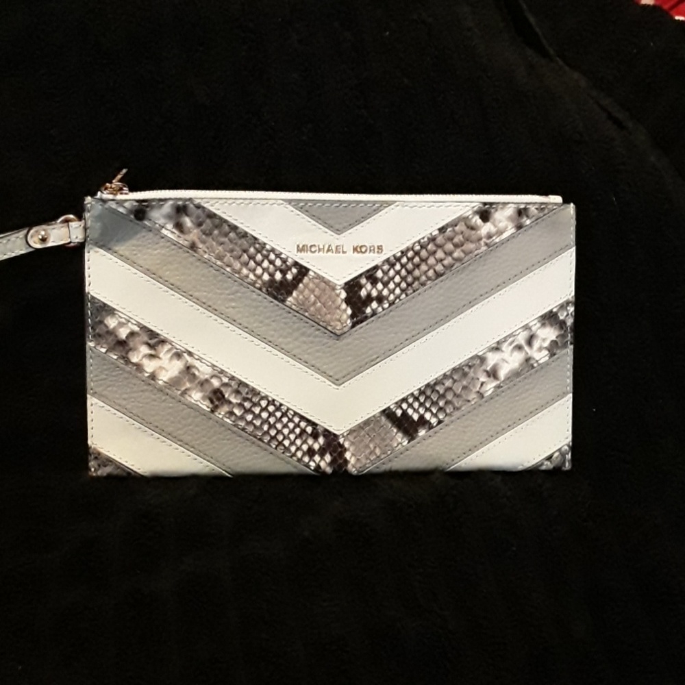 BRAND NEW SNAKE SKIN MICHAEL KORS WRIST CLUTCH